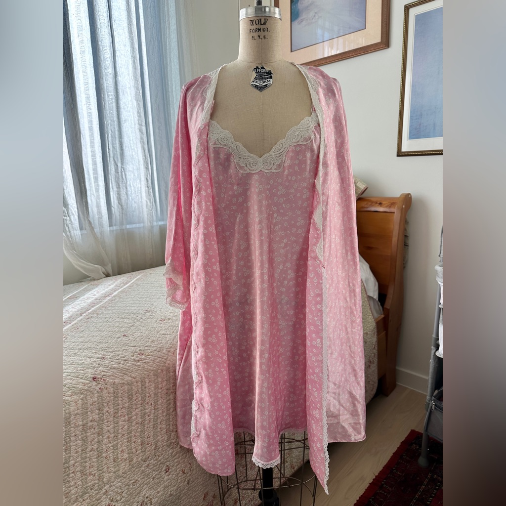 Vintage 1980s Barbizon Pink Tiny Flowers Nightie And Robe Set- Size Medium